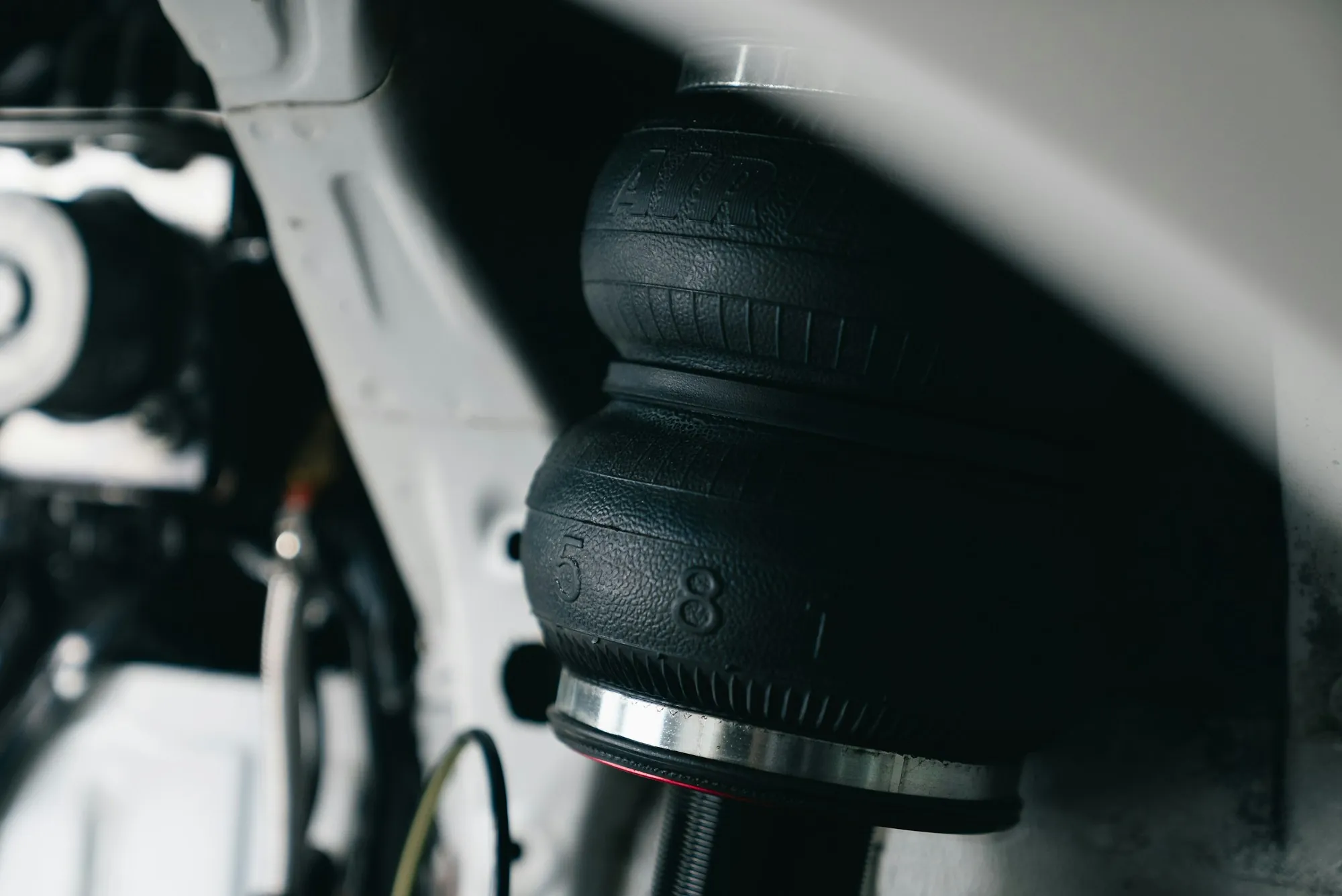 Rubber air spring mounted in a vehicle's suspension